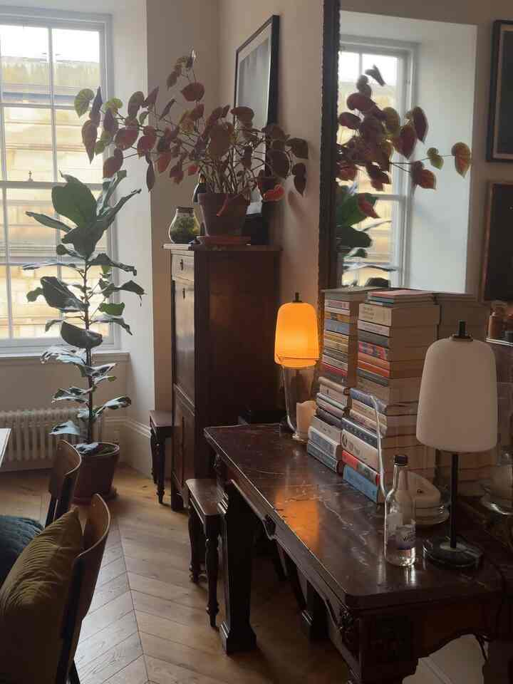 Books and warm light in art deco living space #artdeco #warmfeeling #warmtoneinterior 