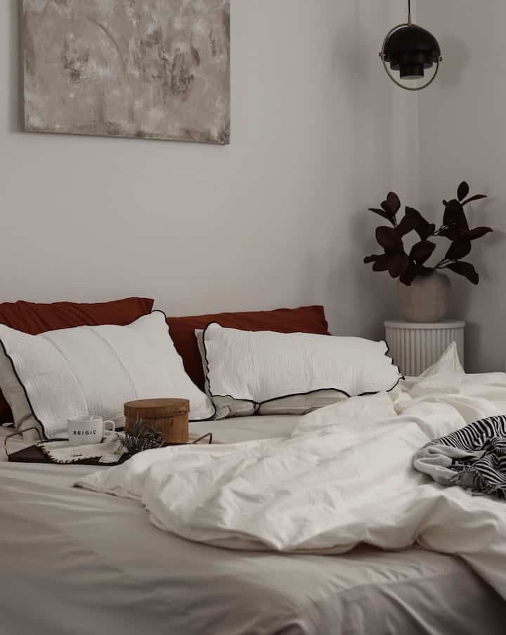 bedroom refresh 

#bedroom #bedroominterior #bedroomdecor #bedding #blanket #shakerbox #lightinginterior #homedecor #canvasframe 
#cozyroom #cozybedroom 