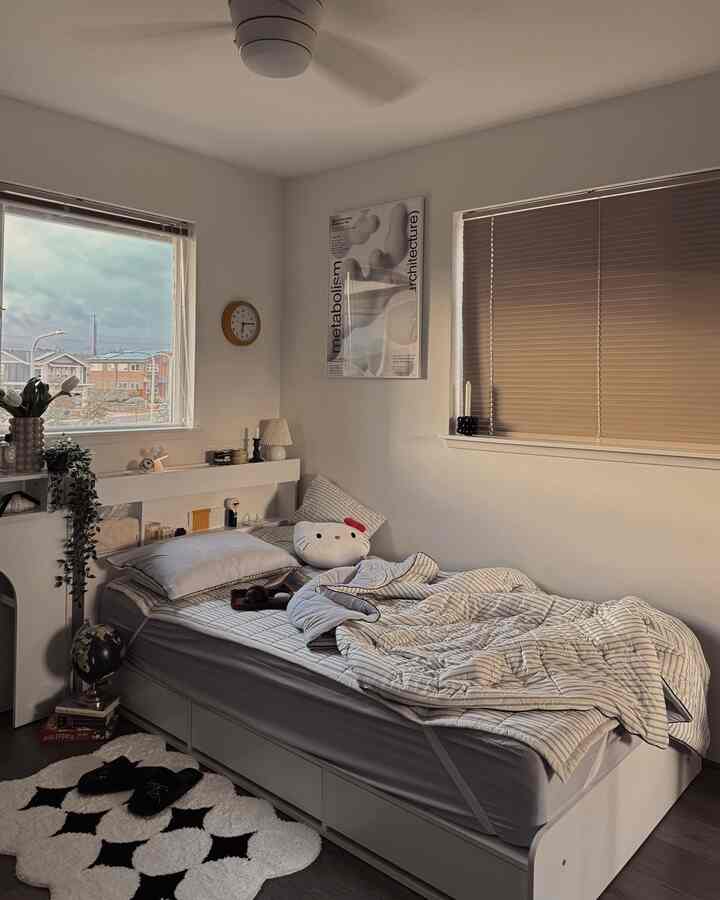 Girl’s bedroom decor.


#bedroom #bedroominterior #bedroomdecor #bed #bedding #cushion #sanrio #rug #lamp #poster #posterframe #blind #kidsroom #kidsroomdecor 