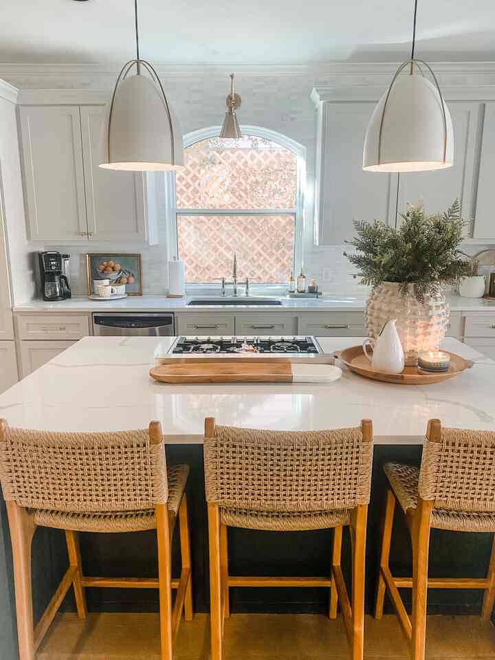 Light and bright kitchen styling for all seasons #kitchendecor #barstools 
