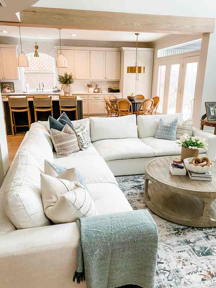 Open concept family room design #whitesectional 