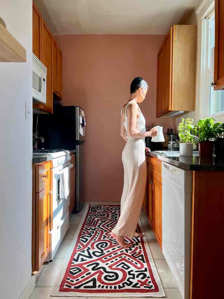 sunny vibes in this midcentury modern kitchen #kitchen #colorfulkitchen #apartmentkitchen #kitchenrunner