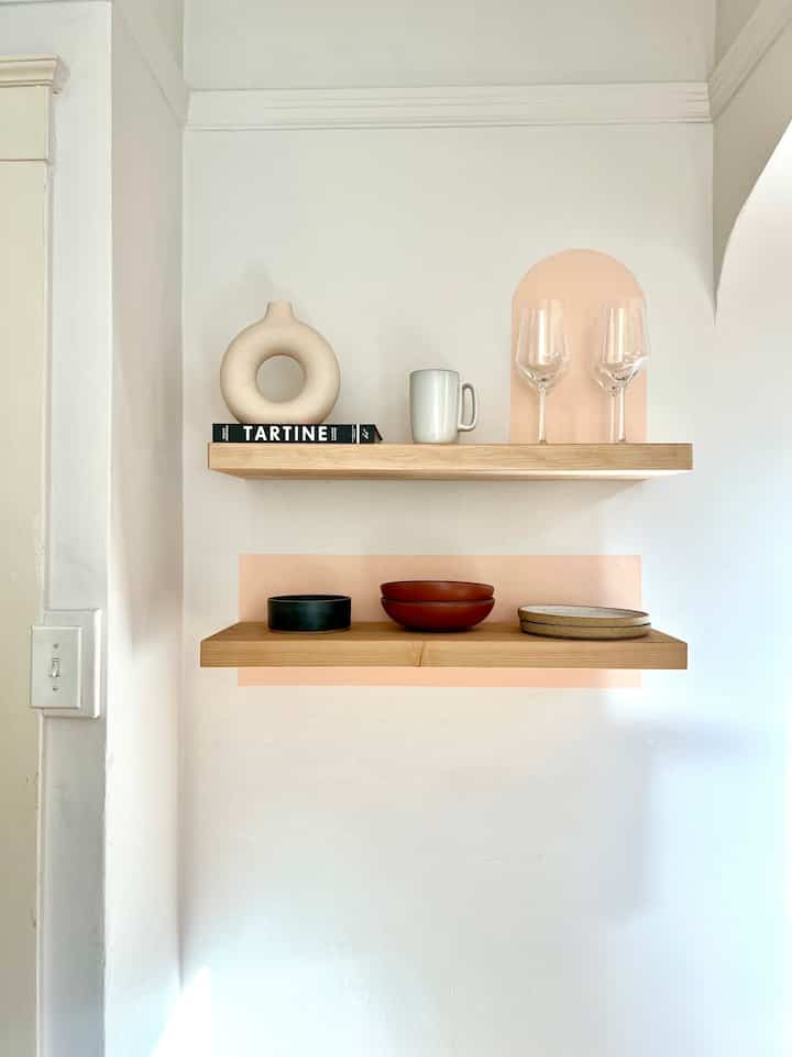 Midcentury modern colorful kitchen nook with open shelves #shelfstyling #openshelves #apartmentdecor #apartmentinspo