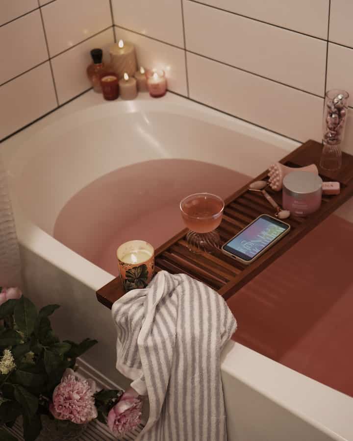 Lovely bath time 💕

#valentinesday #valentinesdecor #valentinesstyling #bathtime #bathroom #bathroomdecor #candle #candleholer #glassvase #glasscup #bathtubtray #bathtubcaddy 