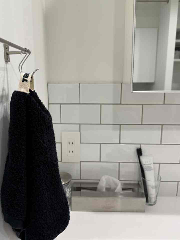 Sanitary room
I added a custom storage door to the AICA washstand.
Subway tiles are laid between the mirror and the sink.
The mirror is a Sanwa Company mirror box, and I store cosmetics and other small items in it.
The storage shelves above and below in the fourth photo are Panasonic fixtures.

#Sanitary room
#AICA Corporation
#AICA Corporation Stylish Counter
#Sanwa Company
#Sanwa Company Hotel Mirror Box
#Panasonic fixtures
#PFS Paper Holder
#PFS Parts Center
#TOTO Sazana
#TEKLA Towels
#TEKLA Bath Mat
#gbh Stainless Steel Tissue Case
#gbh Toothbrush Set
#Apartment Renovation
#Scandinavian Interior
