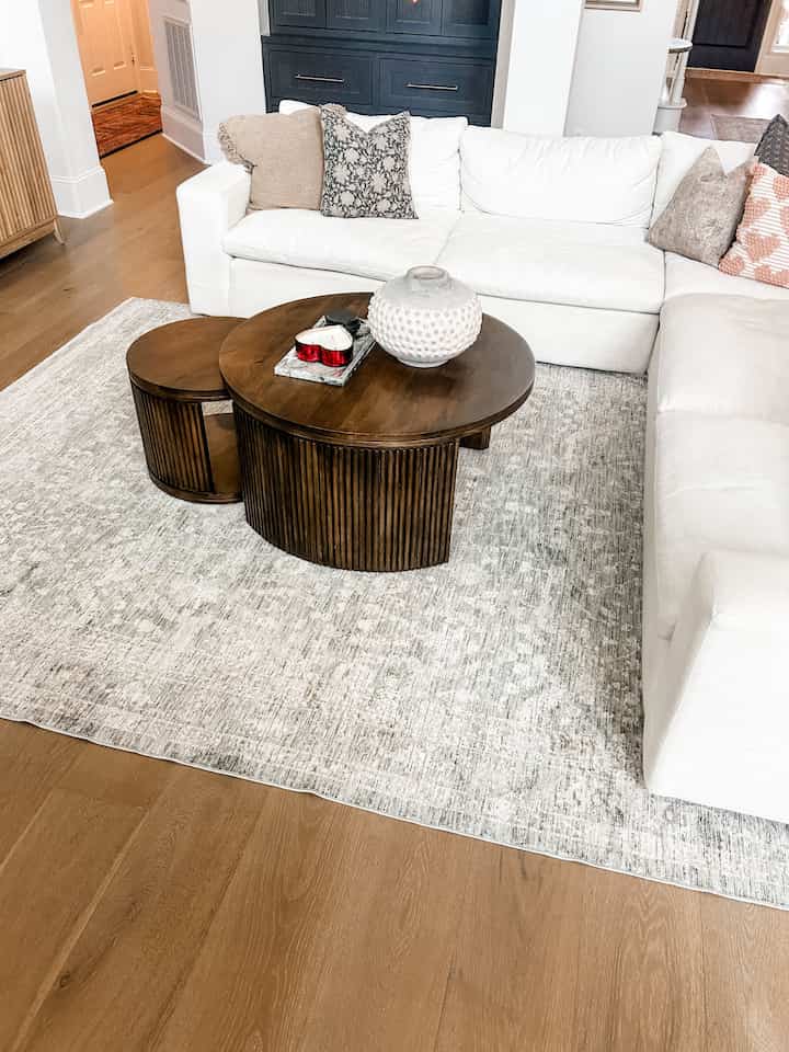 Sectional + rug + coffee table combo. All these colors play well together! #livingroomdesign #coffeetable 