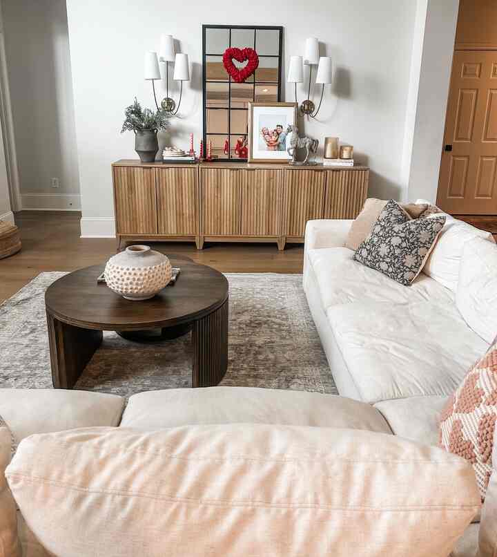 Valentine’s decor for the family room ❤️ #heartday #valentinesdecor 