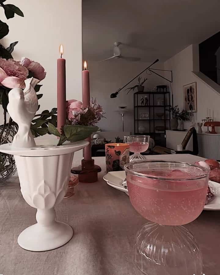 <span data-sheets-root="1" style="color: rgb(0, 0, 0); letter-spacing: normal; font-size: 10pt; font-family: Arial;">Penataan meja untuk malam kencan. #tablesetup #diningtable #diningroom #valentinesday #glasscup #candle #candleholder #lovely #flower #flowerinterior</span>