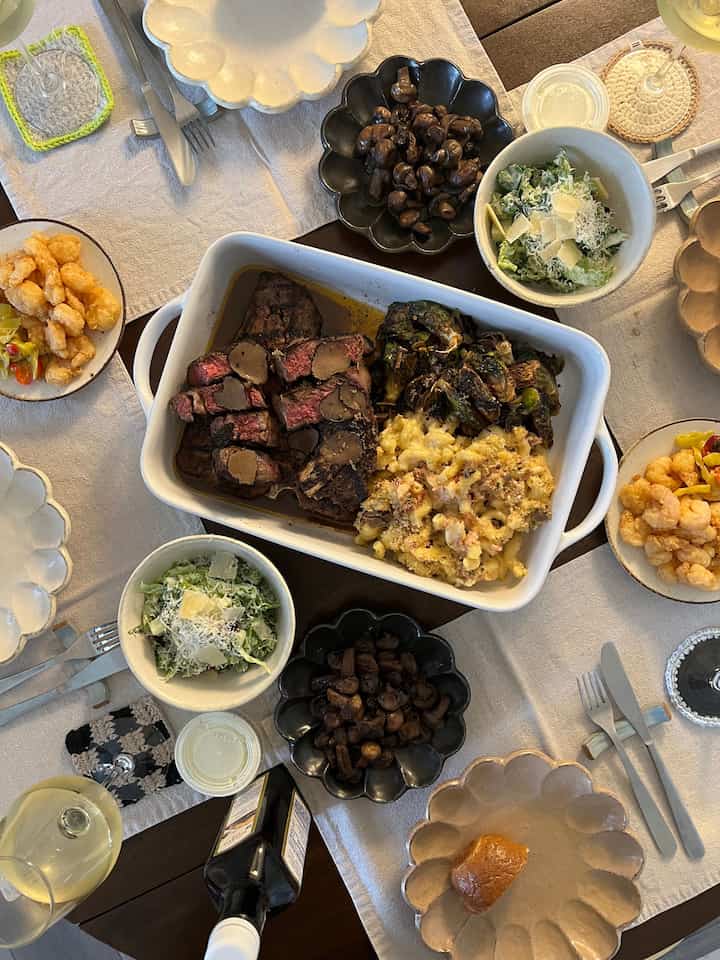 Hosting for the Valentine’s day dinner🥂
#valentinesday #dinner #ideas #table #tablesetting #steak #plates #dish #hosting