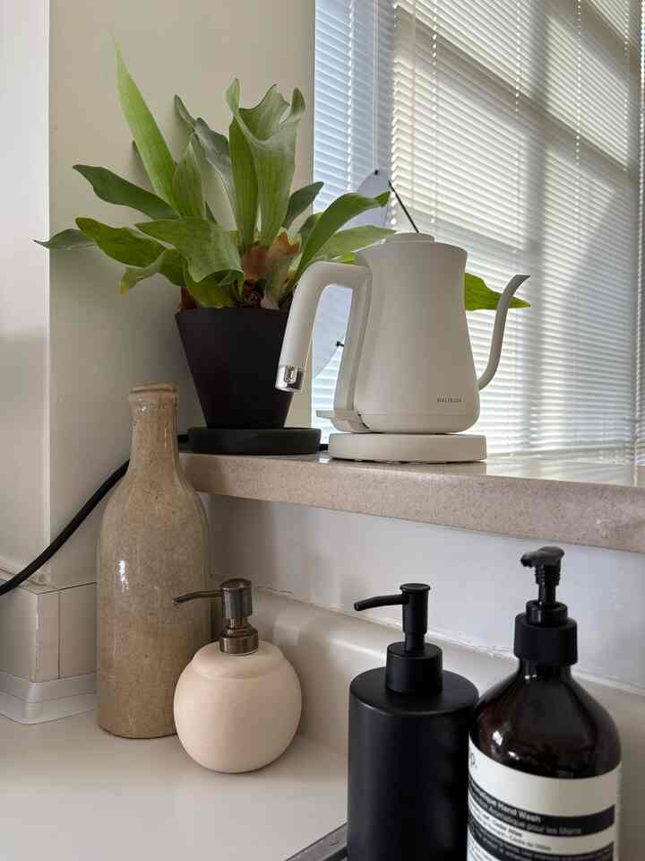 Functional kitchen corner🧴
#kitchen #cornerphotozone #corner #handsoap #kettle #balmuda #midcentury #modern #interior 