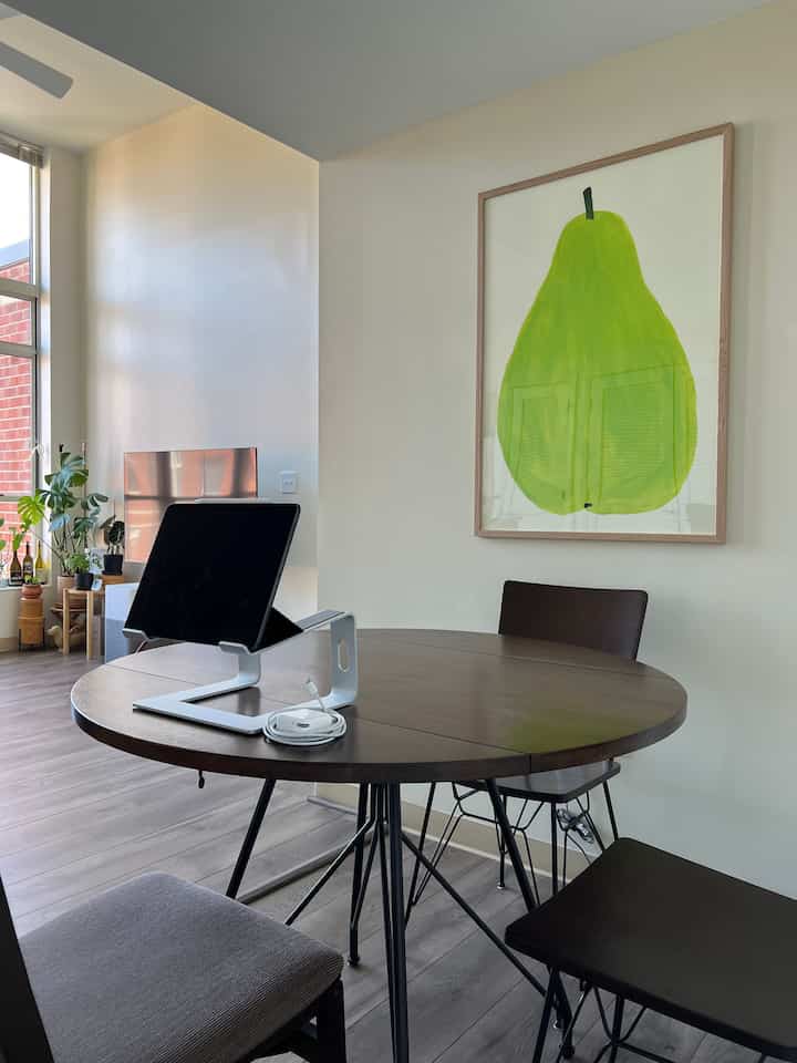 Midcentury dining area🍐
#Midcentury #modernkitchen #poster #diningtable #diningroom #diningroominterior #pear #pearart #pearposter #art #frame