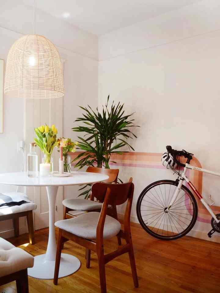 postmodern apartment dining room #pendantlight #breakfastnook #diningroominspo