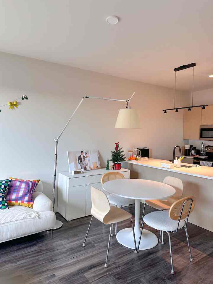 <span data-sheets-root="1" style="color: rgb(0, 0, 0); letter-spacing: normal; font-size: 10pt; font-family: Arial;">Dari kursi makan yang unik hingga lampu gantung yang mencolok, setiap detail di ruangan ini dirancang dengan saksama. #InteriorDetails #StatementLighting #DiningChairs #Lights</span>