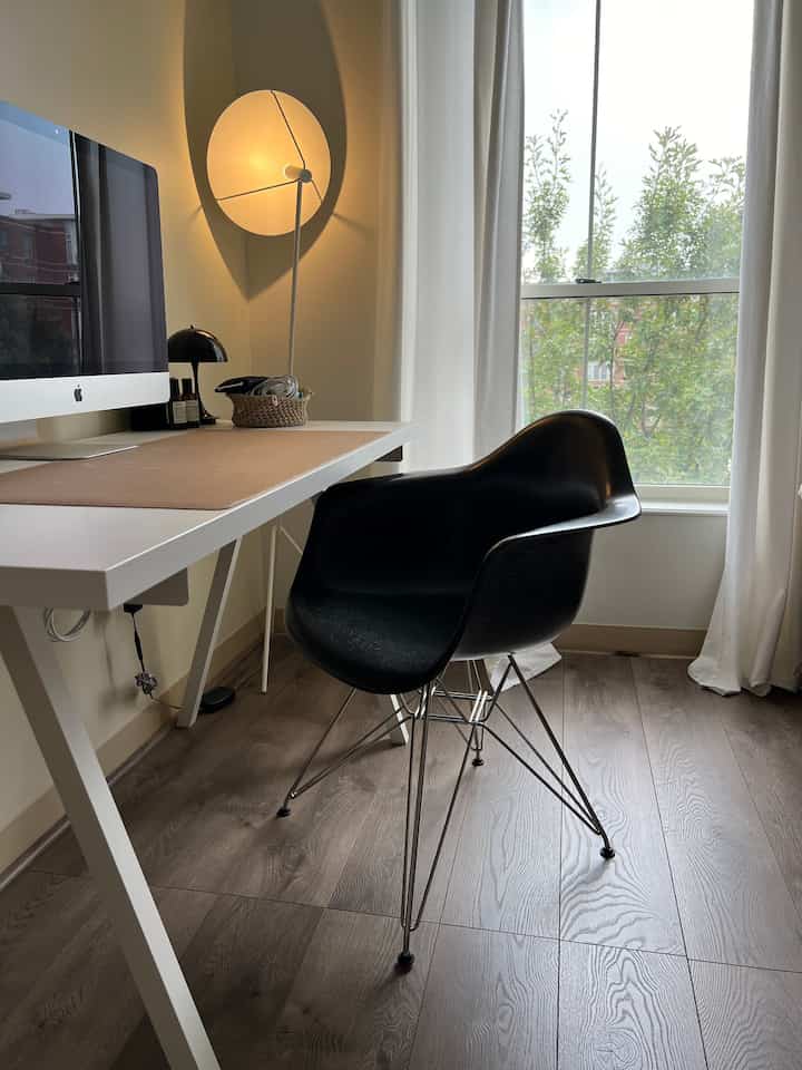 Calm wfh office space♟️
#workfromhome #workspace #office #homeoffice #eameschair #hermanmiller #imac #desk 