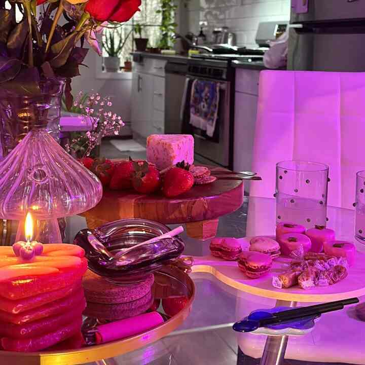 Kencan malam di rumah💗
#HariValentine #datenight #tablesetup #moodlighting #glasstable #cuttingboard #pink