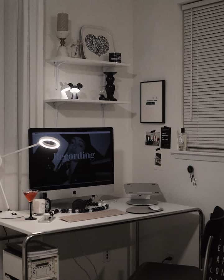 Deskterrior 🖤

#desk #deskterrier #desksetup #deskdecoration #homeoffice #workspace #desklamp #shelf #imac #macbookpro #laptopstand 