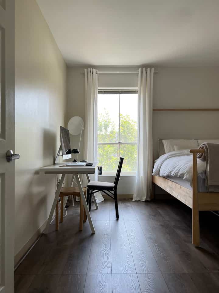 Calm and cozy bedroom🪟
#bedroom #ikeabed #ikea #desk #ikeadesk #imac #cozybedroom #woodinterior #calm #louispoulsen