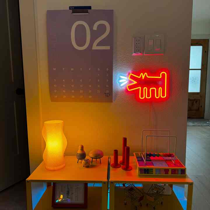 Fun little calendar corner with fun lighting!  

#lamp #neonsign #postmodern #moderneclectic
