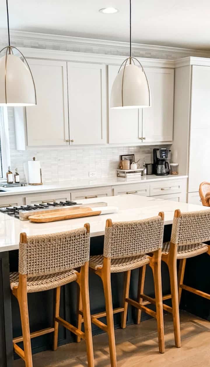 Detail dapur lainnya!
❌Saya ingin mengubah tata letak dapur sehingga kompor tidak berada di pulau, tetapi itu berarti harus membongkar lantai dan memindahkan saluran gas, jadi kami memutuskan untuk tidak melakukannya saat ini!
❌ Apakah lemari akan terlihat lebih bagus jika dipasang hingga ke langit-langit? Ya! Ruang di atas lemari kami tidak cukup besar untuk menambahkan bagian atas. Proporsinya akan tidak pas. Jadi, untuk menambahkan bagian atas, Anda harus mengganti 100% lemari sepenuhnya, yang akan meningkatkan biaya secara drastis.
✔️ Lemari dicat dan diberi pintu dan perangkat keras baru. Kami membuat persegi di pulau dapur dan menambahkan dua lemari dapur di setiap ujung dapur.
✔️ Peralatan yang berusia lebih dari 20 tahun diganti.
✔️ Backsplash, meja dapur, wastafel, dan lampu baru dipasang.

Kami tidak melakukan semua yang ada di daftar keinginan saya, tetapi dapur ini tetap terasa seperti dapur baru dan jauh lebih fungsional sekarang! 

#kitchenreno #kitchenremodel #kitcheninspo