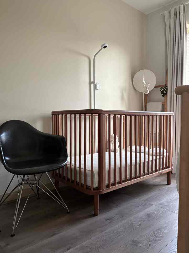 Simple mid-century nursery🧺🧸
#nursery #nurseryinterior #MidnightSnack #MidCenturyModern #eames #eamesarmchair #crib #woodencrib