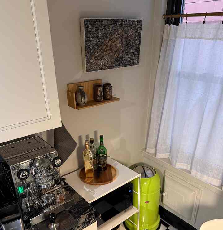 Kopi atau Wiski? 

#Seduh #kitcheninterior #drinkbar #kitchenbar #coffeemachine #coffeetime