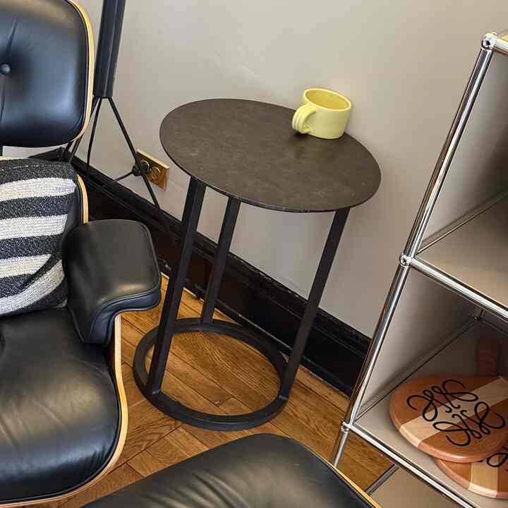 Extra Side Table for guests 🖤🎥

#midcentury #sidetable #USM #modular #interiorobject #furniturearrangement 