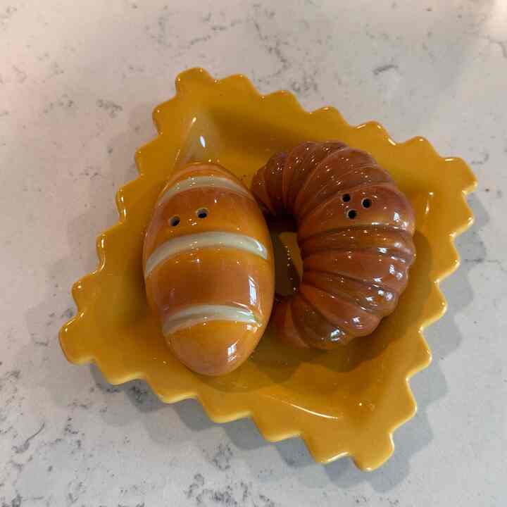 If this isn't cute.. what is? #🥐
#cute #saltandpepper #bread