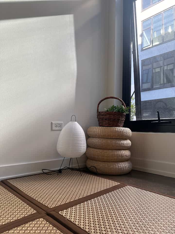 been loving these multifunctional japanese tatami straw mats for extra seating when i have guests over  !! + serves as great decor too! #japandi #mcm #minimalliving 
