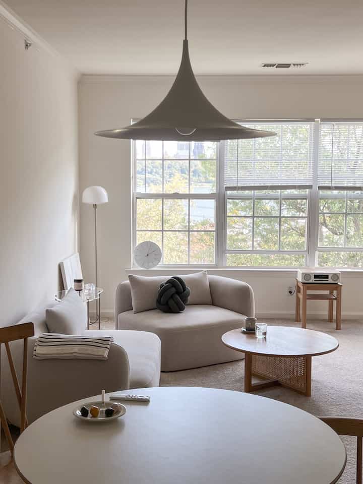 居心地のよい雰囲気🤍
#modularfurniture #modularsofa #beigeinterior #beigetone #cozy #coziness #cozyhome #livingroominterior #livingroom #livingroomtable #table #gubi #ArneJacobsen