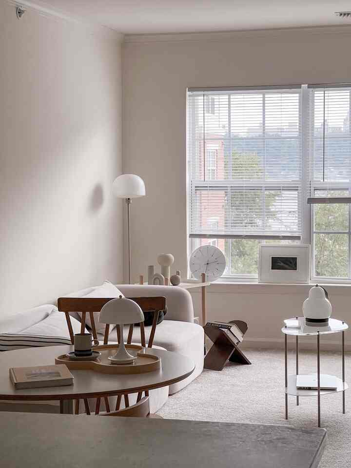 Somewhat bustling, yet not quite
#livingroominterior #livingroom #livingroomtable #coffeetable #tray #LouisPoulsen #ArneJacobsen #lightingstand 