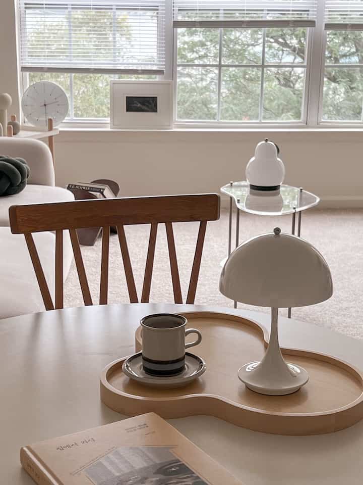 Hmm... should I read a book or not?🫥
#livingroominterior #livingroom #livingroomtable #LouisPoulsen #portablelamp #ArabiaFinland #vintagecup