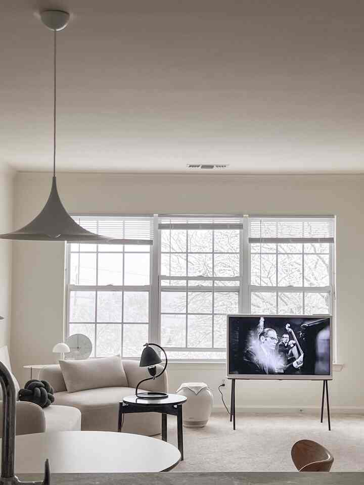 Pada hari yang suram
#livingroominterior #livingroom #gubi #lamp #light #beige #beigeinterior #beigetone #cozy #cozyhome