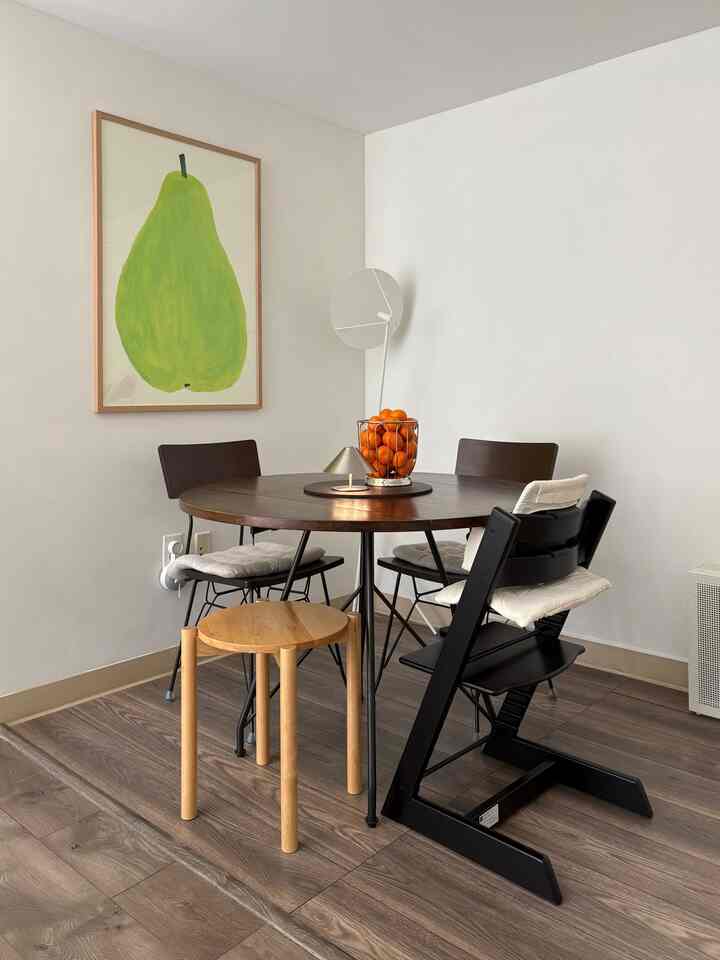 Our small but functional mid-century modern dining room🍐🍊 
#midcentury #diningtable #diningtableinterior #diningroom #alessi #citrusbasket #zarahome #zara #lamp #tablelamp #cordlesslamp #tripptrapp #baby #highchair 