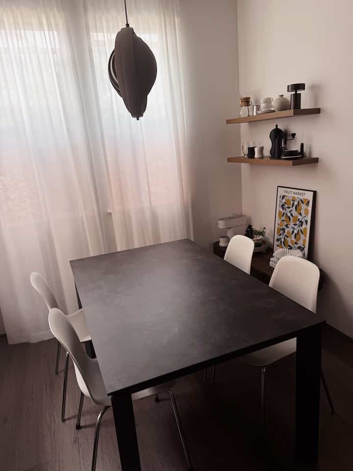 An Extendable table is perfect for small spaces!! 


#diningtable #diningtableinterior #diningroom #diningroominterior #lamp #lighting #diningchair #ikeachair #ikea #shlef #coffeeshelf #floatingshelf #shelfinterior #shelfdecoration #diningspace #extendabletable #multifunctionalfurniture 