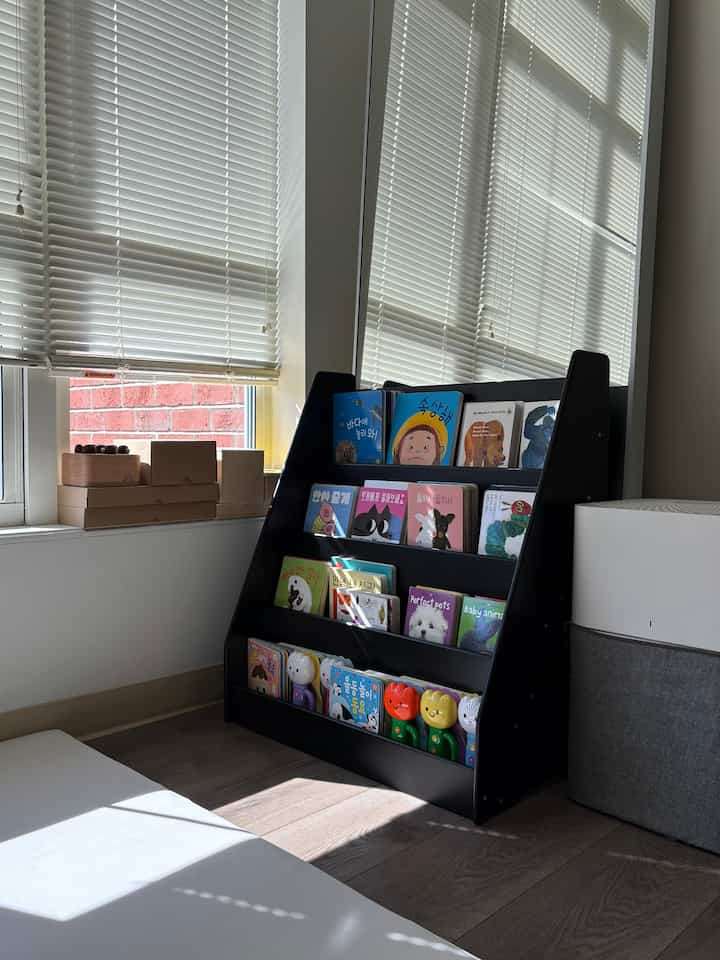 Rak buku hitam beralas tikar untuk kutu buku kecil kita🐛
#rakbuku #bookshelfinterior #montessori #bookcase #babyroom #blackbookcase #blackbookshelf
