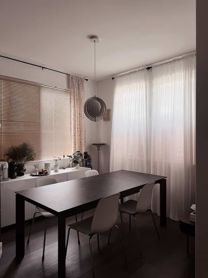 A dining table extended for six people 

#diningtable #diningtableinterior #diningroom #diningchair #ikea #ikeachair #diningroominterior #diningspace #extendabletable #sideboard #plant #vase #lamp #lighting #floorlamp #curtainstyling 