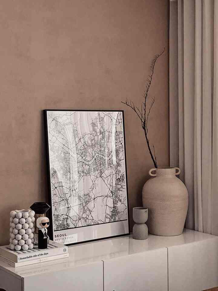 Sideboard styling.


#bedroom #bedroominterior  #sideboard #vase #candleholder #poster #Posterframe #diffuser #decoratingbook #Interiorprops
