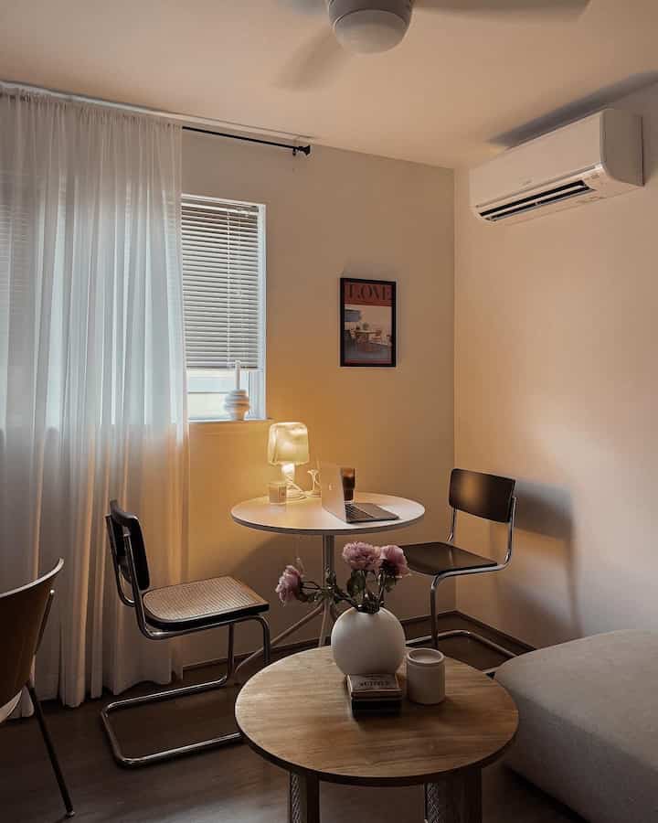 Cozy livingroom interior 


#livingroom #livingroominterior #livingroomdecoration #coffeetable #vase #flower #chair #roundtable #lamp #lighting #poster #posterframe #moodlight #smallspace #smalllivingroom 