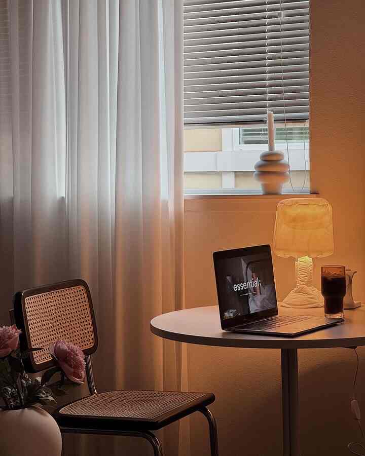 🤎


#livingroom #livingroomdecor #livingroomdecoration #roundtable #glasscup #macbookpro #lamp #chair #rattanchair #lighting #cozy #vase #flower #candleholder 