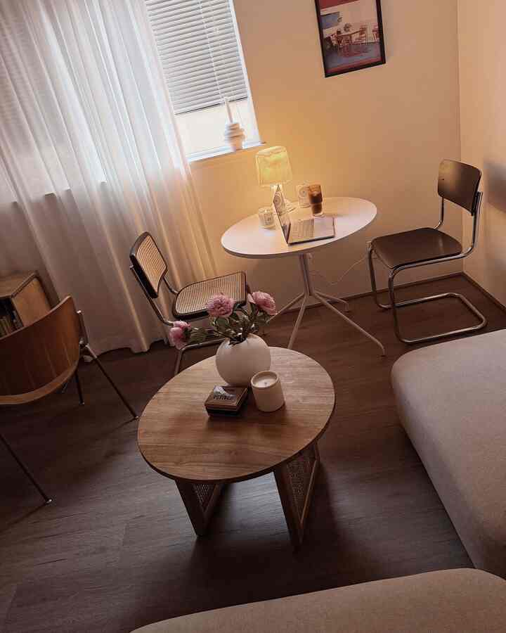 Moodlight 💡

#livingroom #livingroominterior #livingroomdecoration #coffeetable #roundtable #chair #lamp #lighting #candleholder #galsscup #macbookpro #Poster #posterframe #cozy #moodlight 