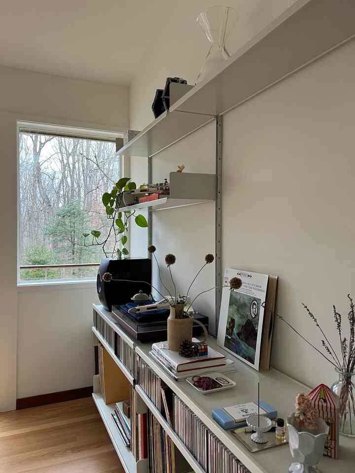 Media shelve #vitsoe #wallshelvingsystem #walldecor 