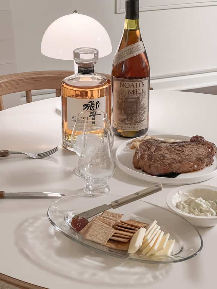 Finally enjoying a long overdue whiskey sip😌
#cozy #coziness 