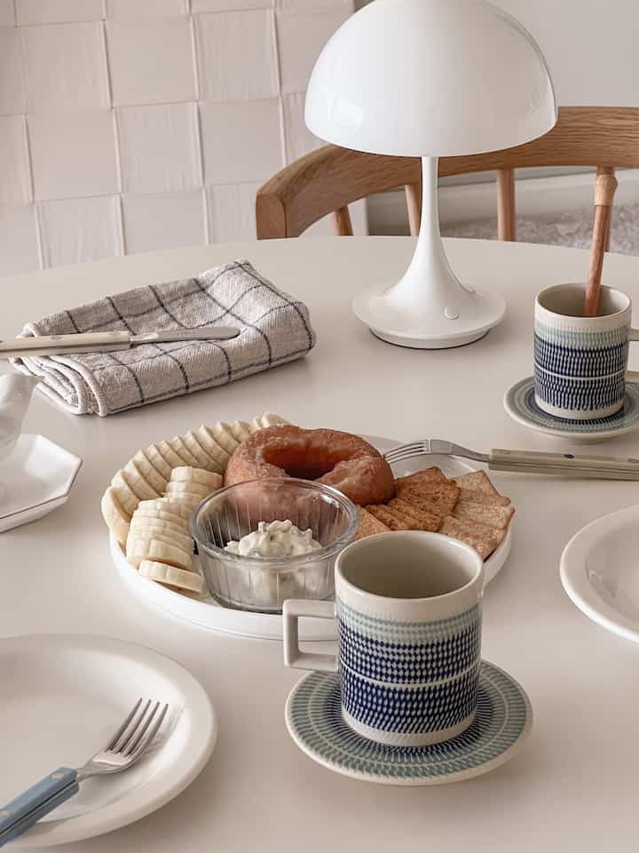 Snack time✨
#cozy #whitewood #whitekitchen 