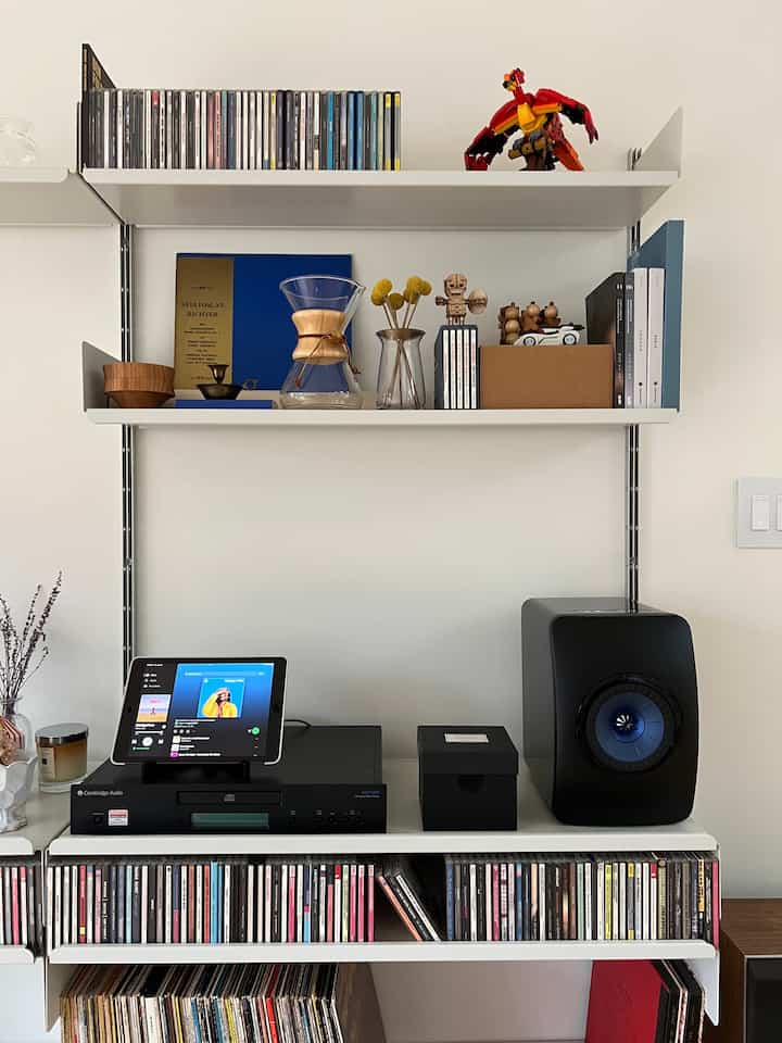 Dekorasi dinding #mediashelve #walldecor #interior #shelvingsystem #speaker #mediasystem #shelving