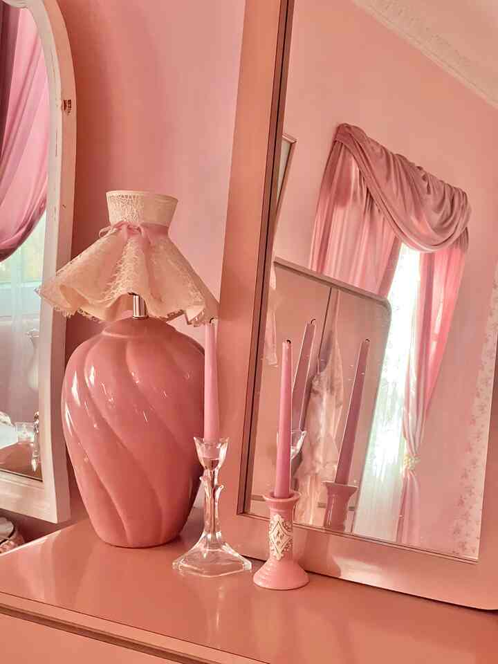 <span data-sheets-root="1" style="color: rgb(0, 0, 0); letter-spacing: normal; font-size: 10pt; font-family: Arial;">A blend of shabby chic with a touch of 80s flair. #pink #bedroom #girly #retro #shabbychic #hollywoodglam</span>