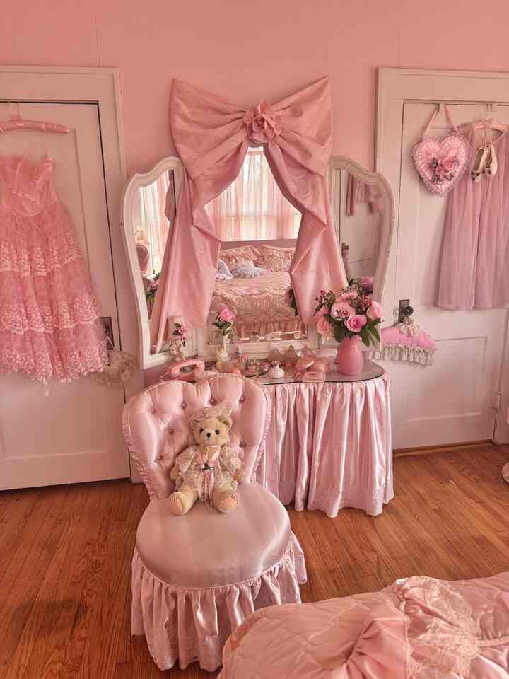 My custom pink hollywood glam vintage inspired vanity 🎀 #pink #bedroom #girly #retro #hollywoodglam #shabbychic 