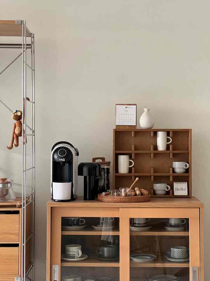 A rare day when everything's in order✨
#coffeemachine #coffeetime #coffeezone #WoodInterior #woodenfurniture #wood 
