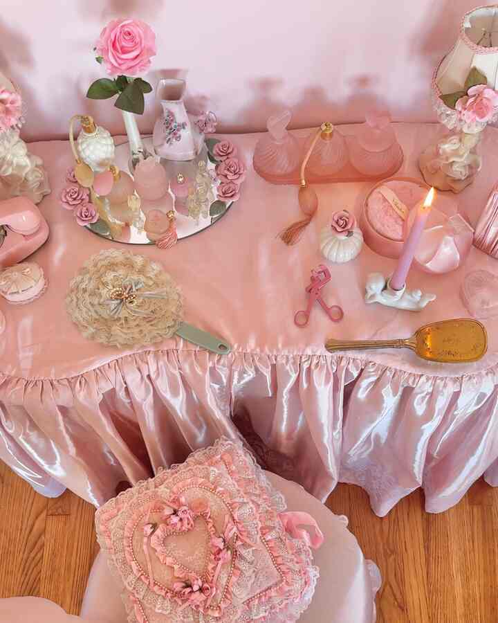 Love filling my vanity with trinkets that speak to my soul 💕 #pink #bedroom #vanity #perfume #hollywoodglam #vintage #retro #shabbychic 