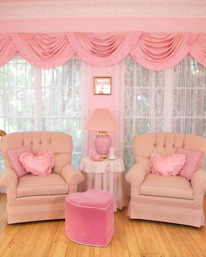 I wanted this room to transport me to the 80s 🎀 #pink #livingroom #vintage #shabbychic #80s