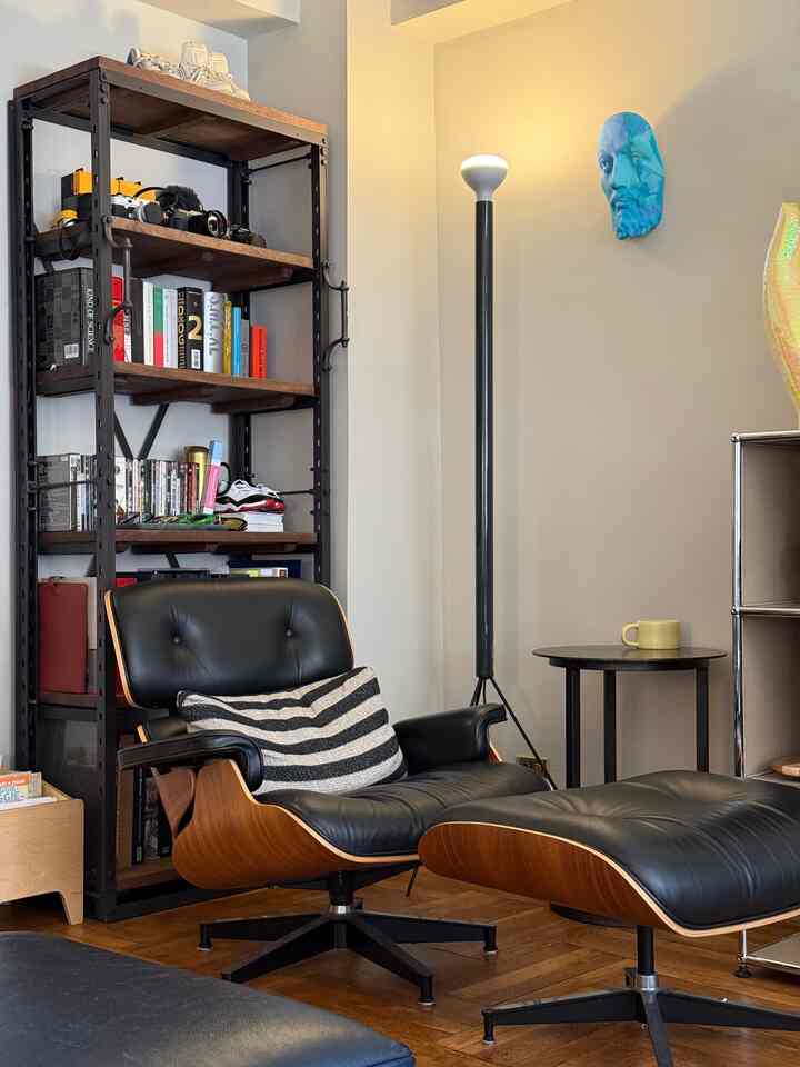 Reading Corner 
#interiorobject #midcentury #furniturearrangement #furnituredesign #blackandwhite #blackinterior #EamesChair 